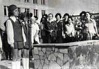 1977 год. Воспитанники Дворца пионеров встречают международную делегацию женщин во главе с президентом Международной федерации женщин - Фридой Браун.